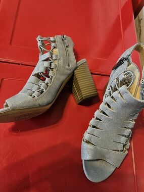 Vince Camuto Gray Suede Strappy Block Heel Sandals 7